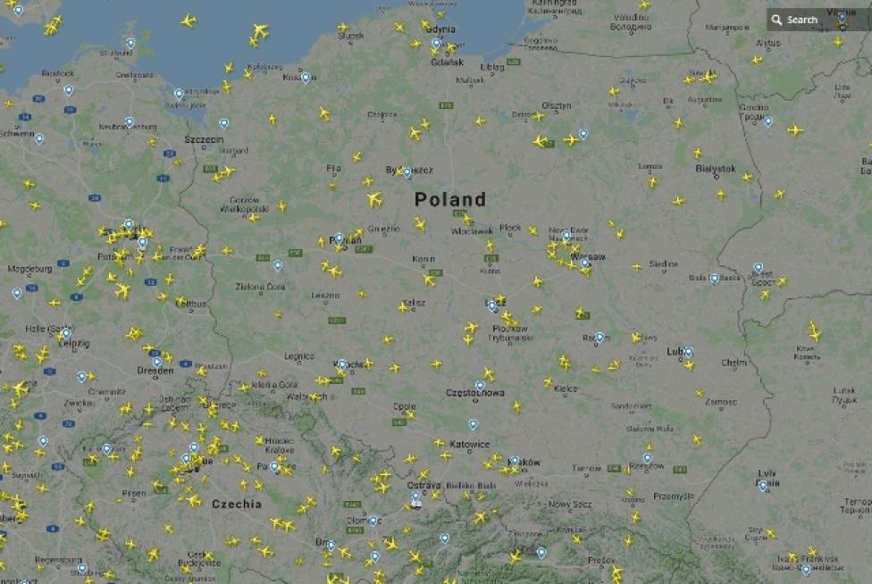 Ruch lotniczy nad Polską (fot. flightradar24.com)