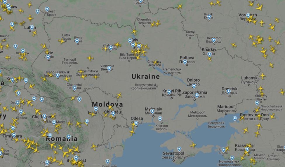Ruch lotniczy nad Ukrainą (fot. flightradar24.com)