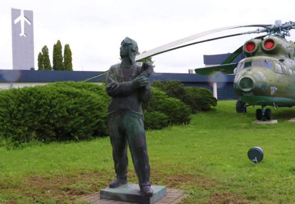 Rzeźba lotnika w Muzeum Sił Powietrznych w Dęblinie (fot. muzeumsp.pl)