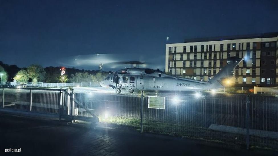 S-70i Black Hawk należący do Policji na lądowisku nocą (fot. policja.pl)