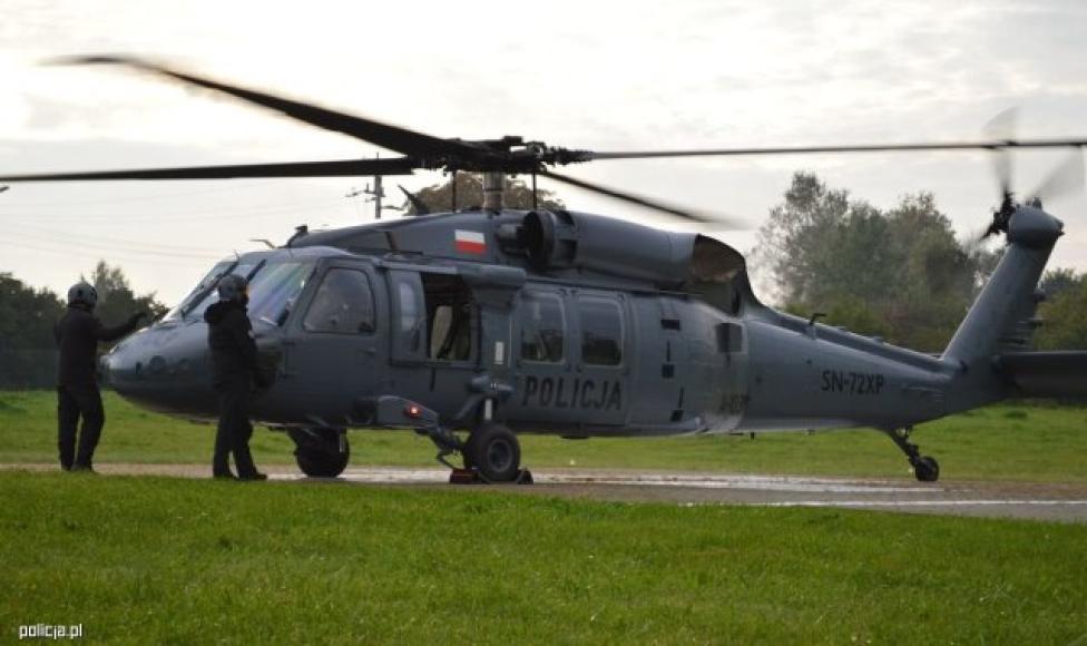 S70i Black Hawk należący do Policji na lądowisku (fot. policja.pl)