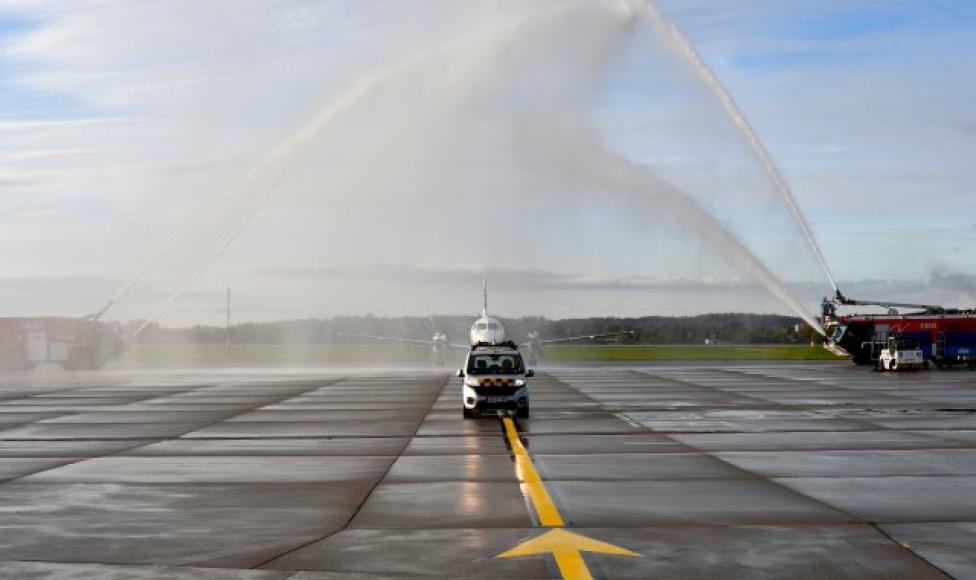 SAAB 340 należący do SprintAir powitamy uroczystym salutem wodnym na lotnisku w Gdańsku (fot. airport.gdansk.pl)