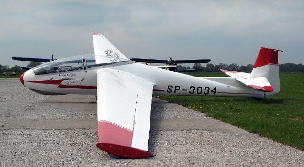 SZD-9 Bocian (SP-3034) Aeroklubu Wrocławskiego (fot. Masur/ Domena publiczna/Wikimedia Commons)