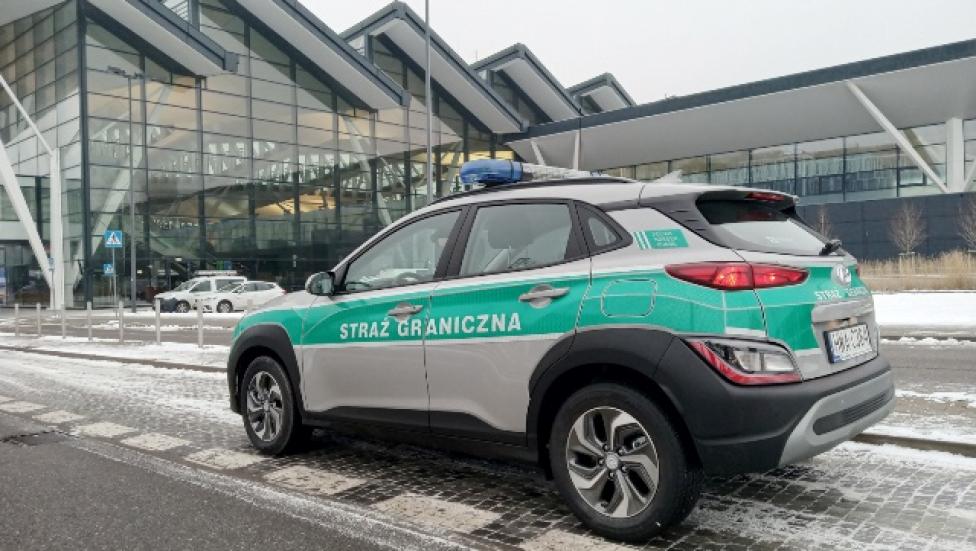 Samochód Straży Granicznej przed terminalem Portu Lotniczego Gdańsk zimą (fot. Morski OSG)