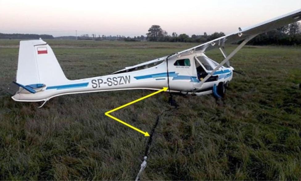 Samolot 3Xtrim 450 Ultra 17 na miejscu wypadku z widoczną wyciągniętą uprzężą spadochronu ratowniczego GRS (fot. PKBWL)