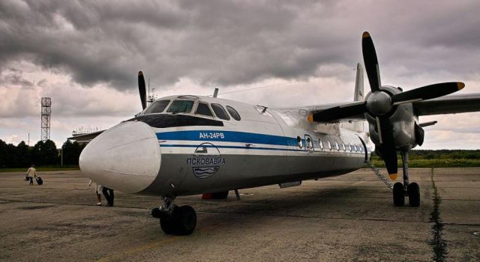 Samolot An-24 w barwach rosyjskiego przewoźnika Pskovavia (fot. pl.wikipedia.org)