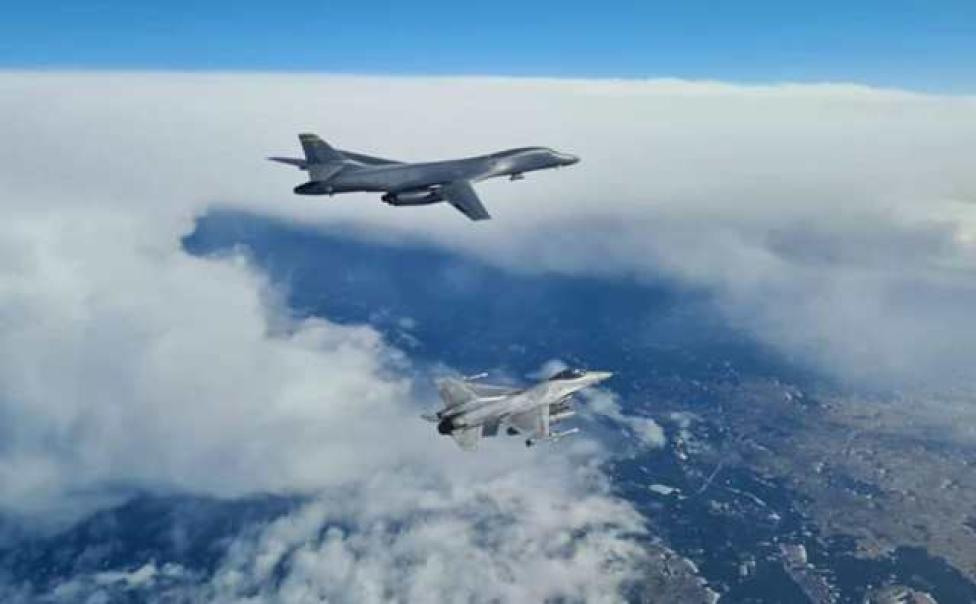 Samolot F-16 z 2 Skrzydła Lotnictwa Taktycznego eksportuje bombowiec B-1B Lancer (fot. mjr Martyna Fedro-Samojedny)