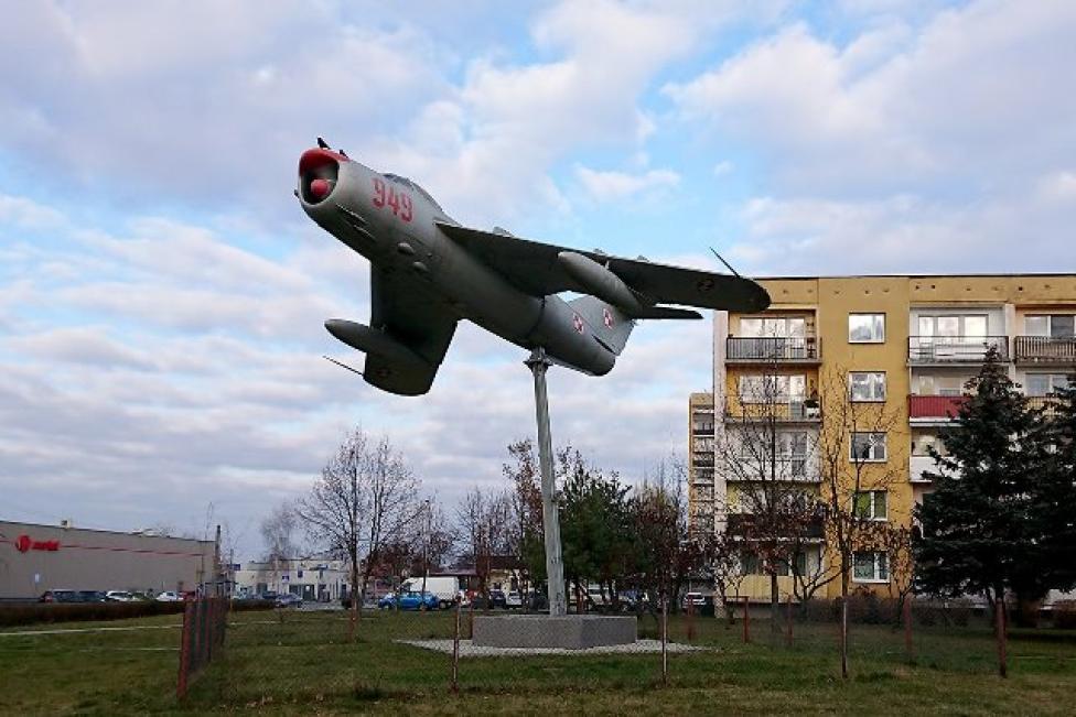 Samolot MiG-17PF - pomnik na osiedlu Pułanki w Ostrowcu Świętokrzyskim (fot. Emilia Sitarska/Radio Kielce)
