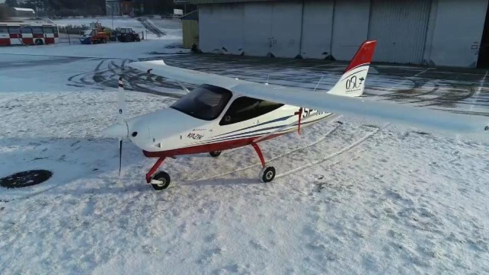 Samolot OSL Aeroklubu Ziemi Lubuskiej przed hangarem w zimie (fot. kadr z filmu na youtube.com)