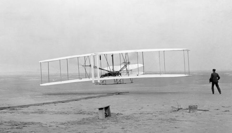 Flyer I w czasie pierwszego w historii lotu (fot. John T. Daniels/Domena publiczna/Wikimedia Commons)