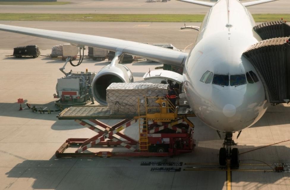 Samolot cargo - załadunek na płycie lotniska (fot. Port Lotniczy Olsztyn-Mazury)