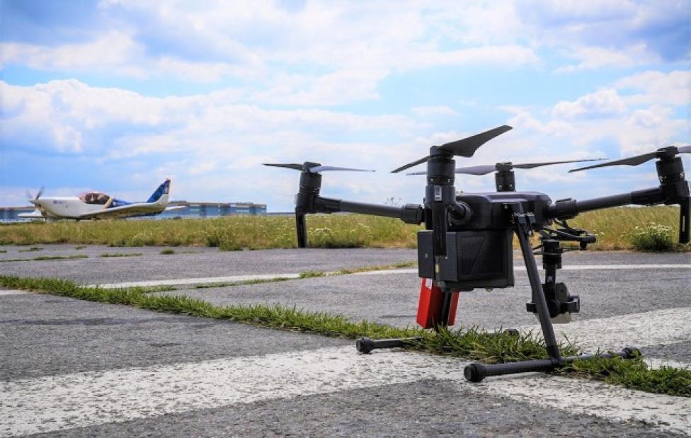 Samolot i dron na lotnisku (fot. cedd.pl)