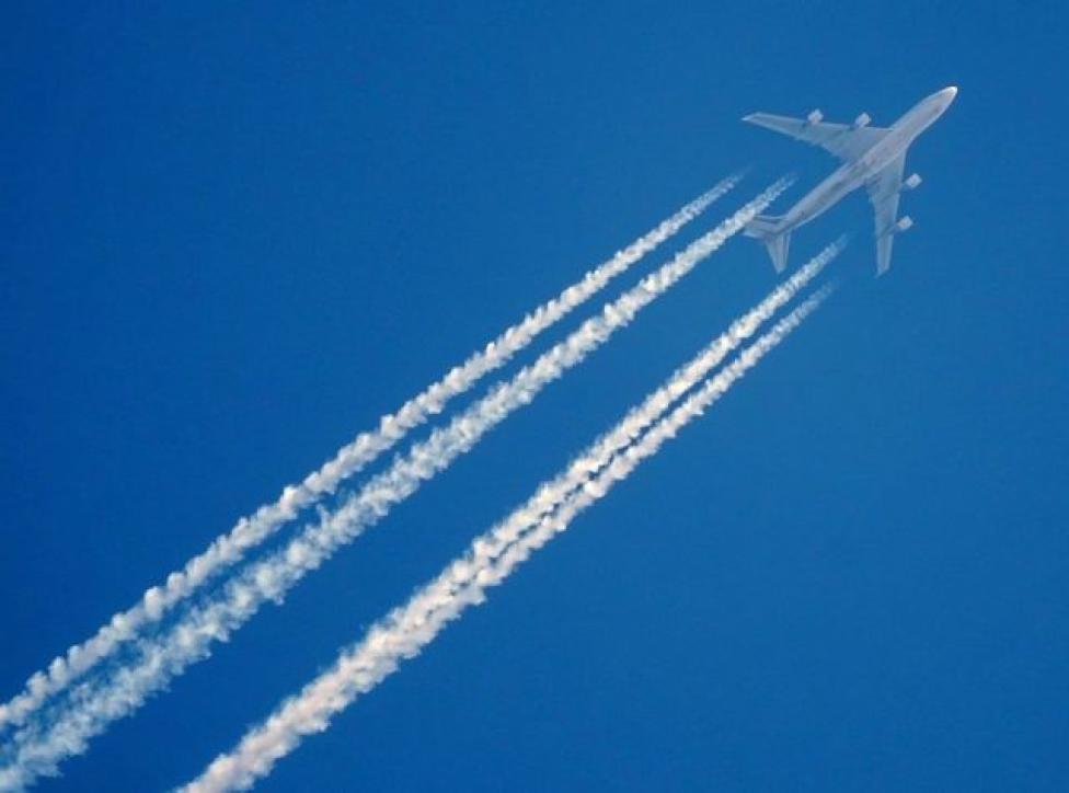 Samolot na niebie - smugi kondensacyjne (fot. Piotr Bożyk/PAŻP)
