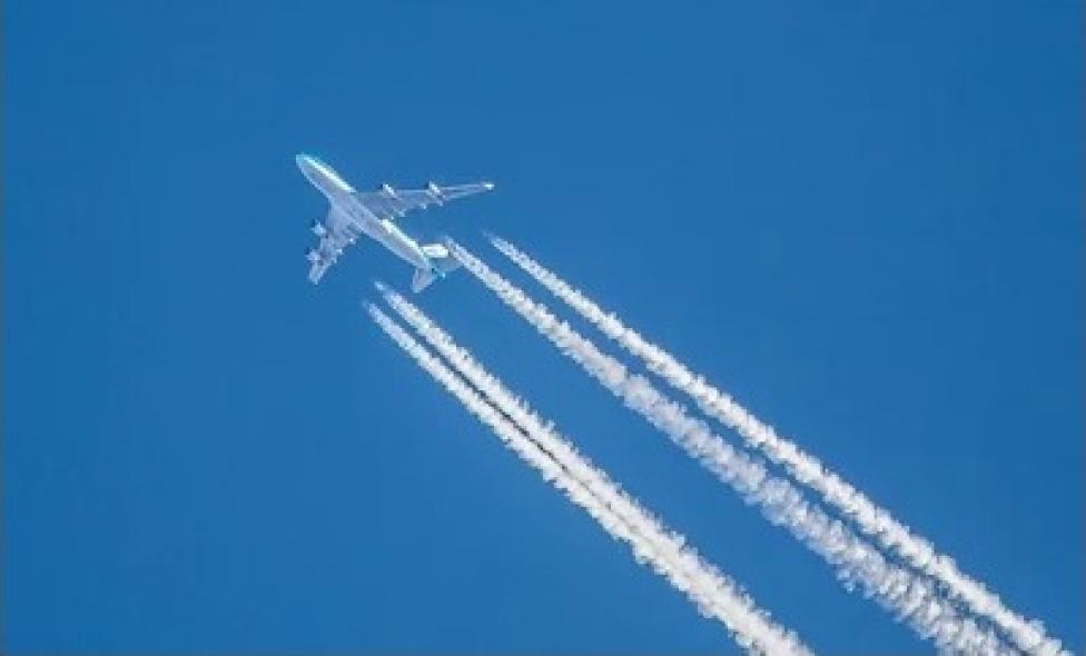 Samolot na niebie - smugi kondensacyjne (fot. travelandleisure.com)