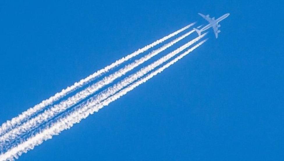 Samolot na niebie - smugi kondensacyjne (fot. zrpl.pl)