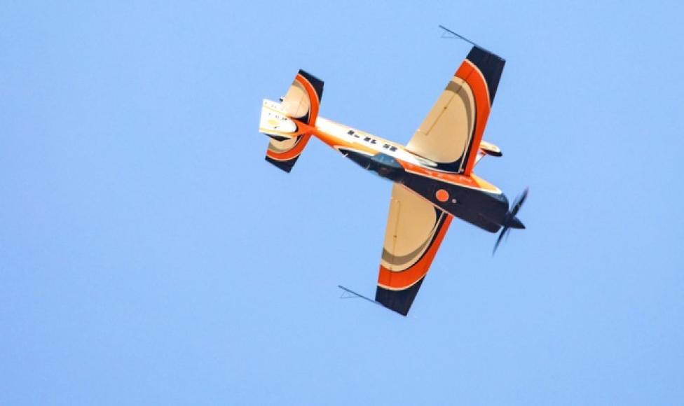 Samolot na niebie wykonujący akrobację (fot. FAI)