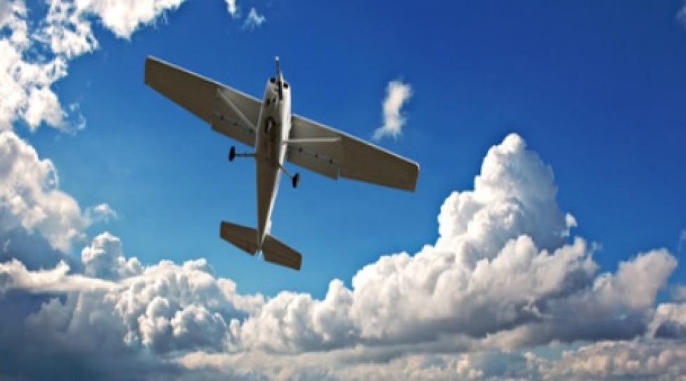 Samolot na niebie z chmurami (fit. ULC)