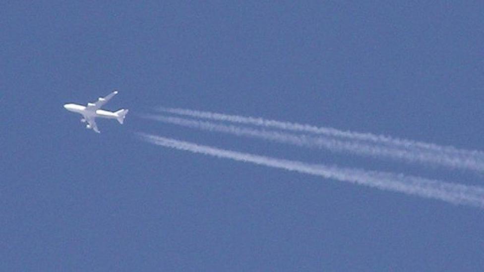 Samolot na wysokości przelotowej (fot. Arpingstone/Domena publiczna/Wikimedia Commons)