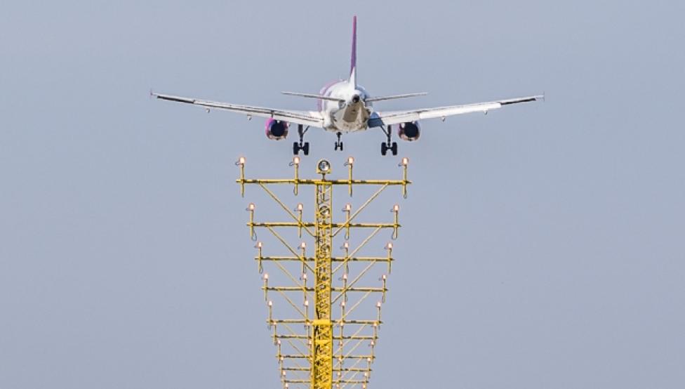 Samolot pasażerski - lądowanie, widok z tyłu (fot.zrpl.pl)