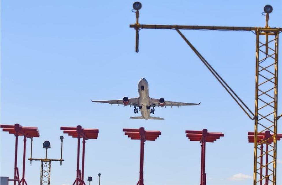 Samolot pasażerski w początkowej fazie wznoszenia po starcie (fot. thalesgroup.com)