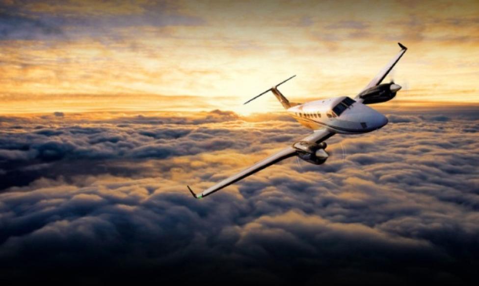 Samolot ponad chmurami (fot. precisepilot.com)