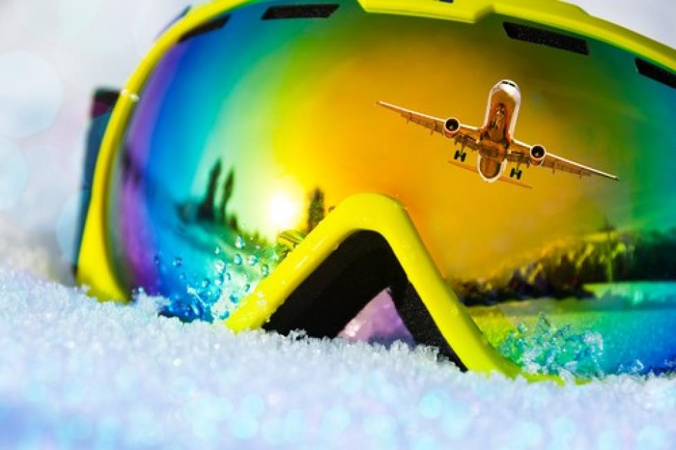 Samolot pasażerski w odbiciu gogli narciarskich (fot. ULC)