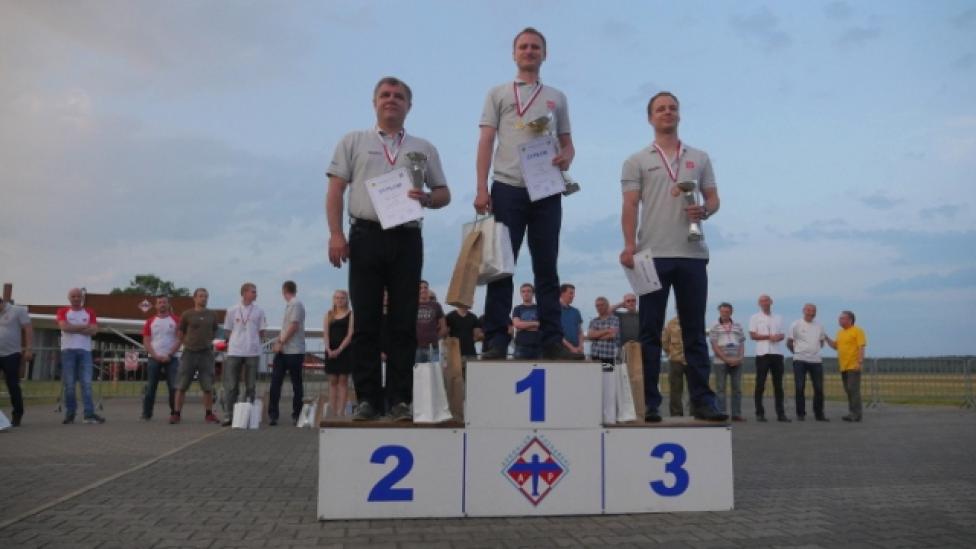 Marcin Skalik na podium podczas Samolotowych Nawigacyjne Mistrzostwa Polski (fot. Aeroklub Polski)