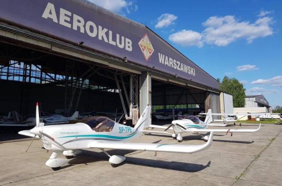 Samoloty AT3 przed hangarem Aeroklubu Warszawskiego (fot. Aeroklub Warszawski/FB)