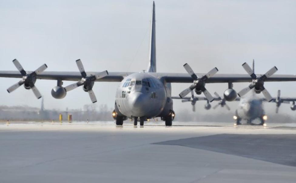 Samoloty C-130E Hercules kołują na lotnisku w Powidzu (fot. 3.SLTr)