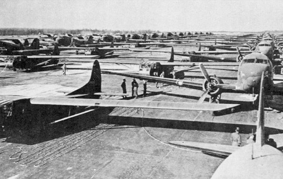 Samoloty C-47 Dakota i szybowce CG-4 na lotnisku tuż przed startem (fot. USAF/Domena publiczna/Wikimedia Commons)