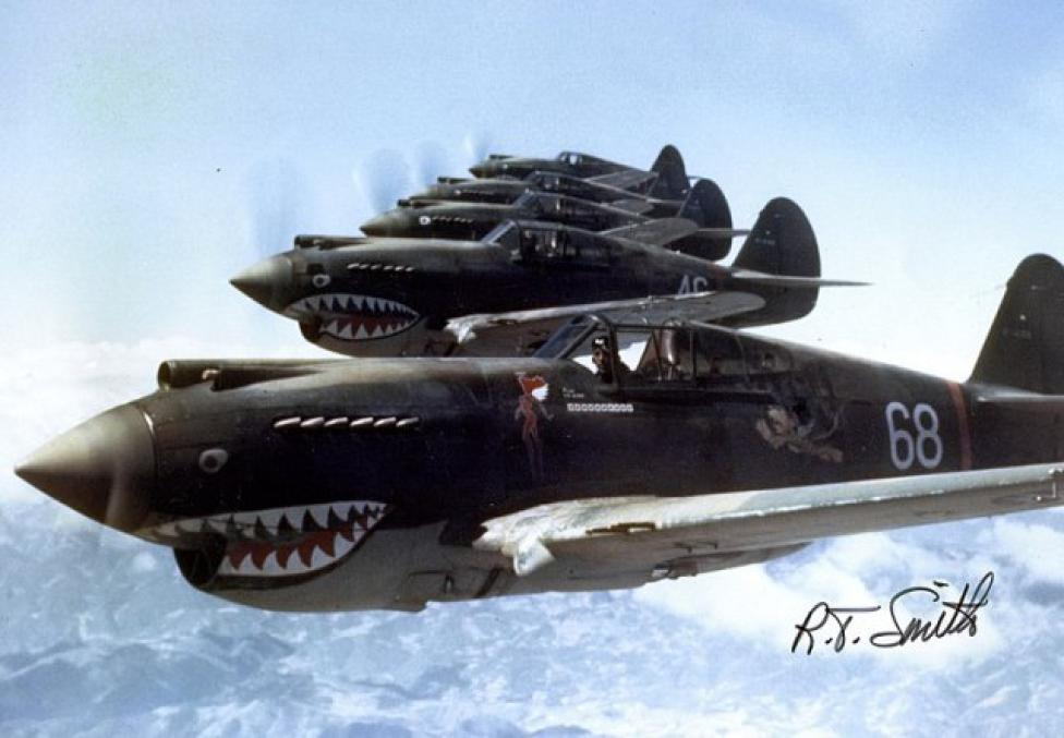 Samoloty Curtiss P-40E Warhawk - Latające Tygrysy (fot. R.T.Smith, copy at SDASM Archives/Domena publiczna/Wikimedia Commons)