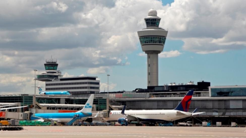 Samoloty Delta i KLM na lotnisku Schiphol - wieża kontroli lotów w tle (fot. KLM)