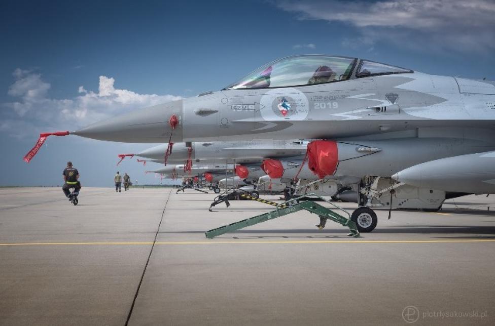 Samoloty F-16 na płycie lotniska 32.BLT (fot. Piotr Łysakowski)