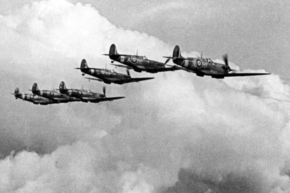 Samoloty Spitfire polskiego Dywizjonu Myśliwskiego 303 w Wielkiej Brytanii (fot. Narodowe Archiwum Cyfrowe)