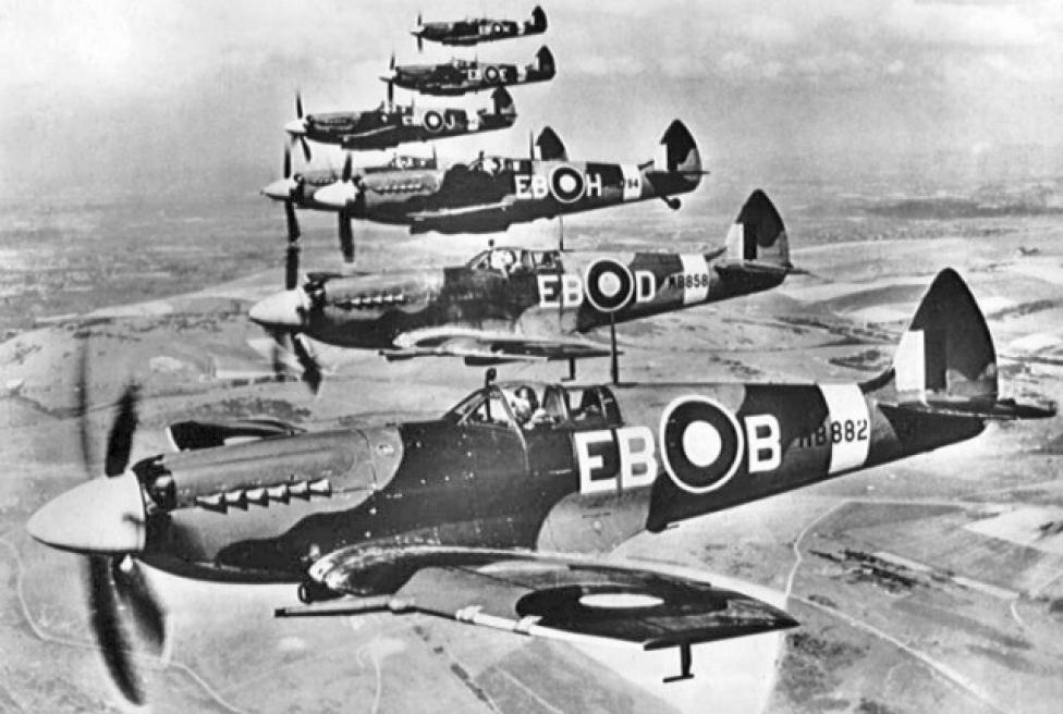 Samoloty Supermarine Spitfire 41 Dywizjonu RAF (fot. Rząd Wielkiej Brytanii/domena publiczna/Wikimedia Commons)