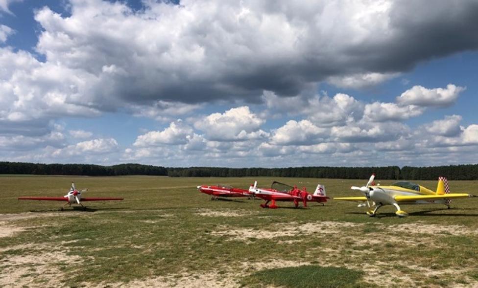Samoloty biorące udział w zawodach w Akrobacji Samolotowej w Zielonej Górze (fot. Sławek Cichoń)