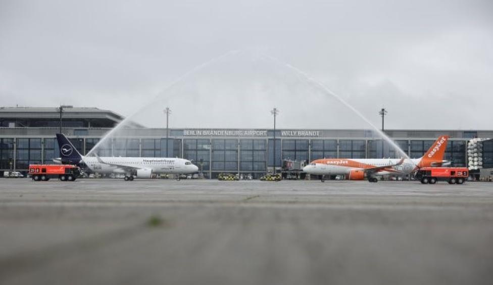 Samoloty Lufthansy i Easyjet powitane salutem wodnym na lotnisku Berlin-Brandenburg (fot.BER-Berlin Brandenburg Airport/Twitter)