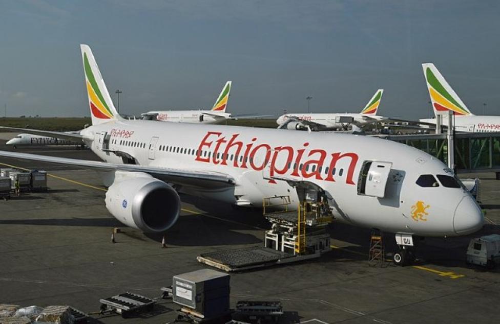 Samoloty linii lotniczych Ethiopian Airlines na płycie lotniska (fot. Alan Wilson/CC BY-SA/Wikimedia Commons)
