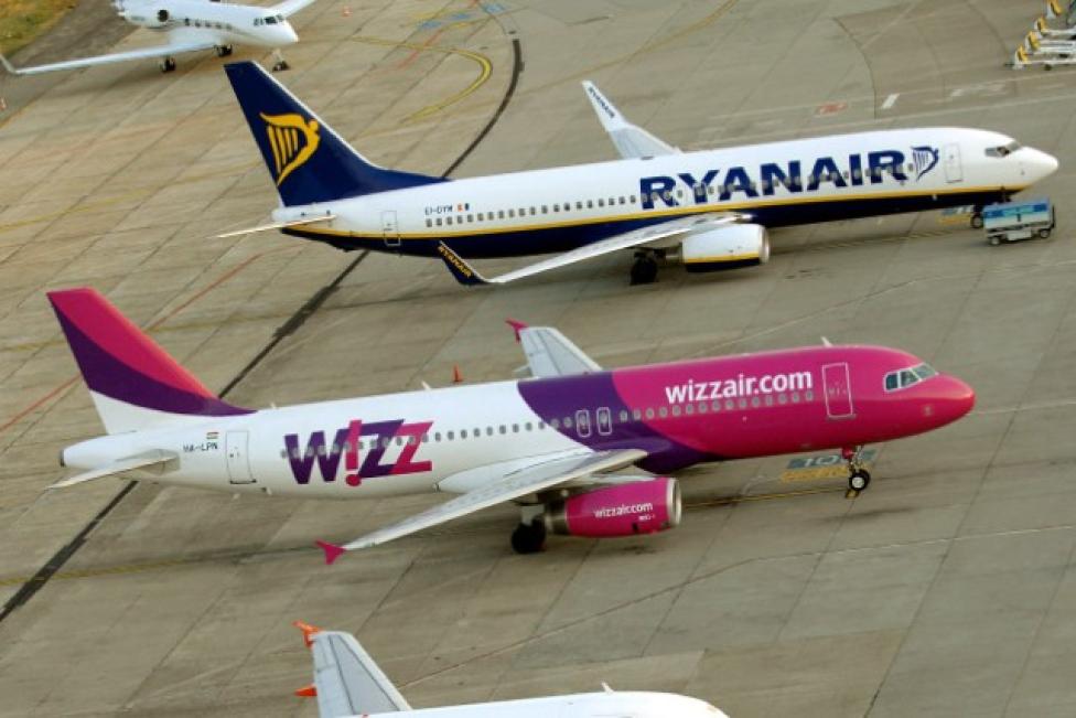 Samoloty linii lotniczych Ryanair i Wizz Air na płycie lotniska (fot. competitionpolicyinternational.com)