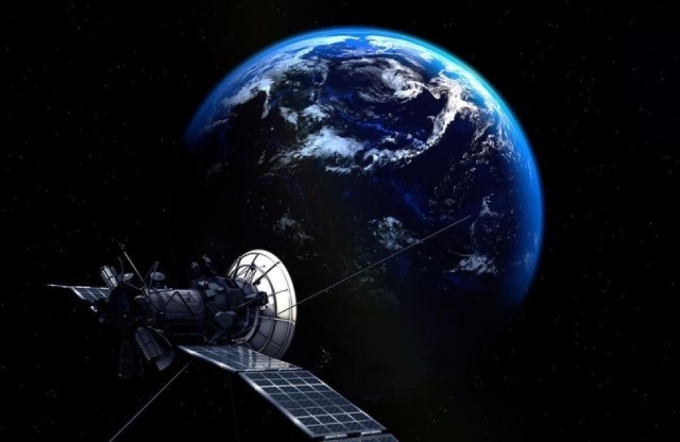 Satelita z Ziemią w tle (fot. Pixabay)