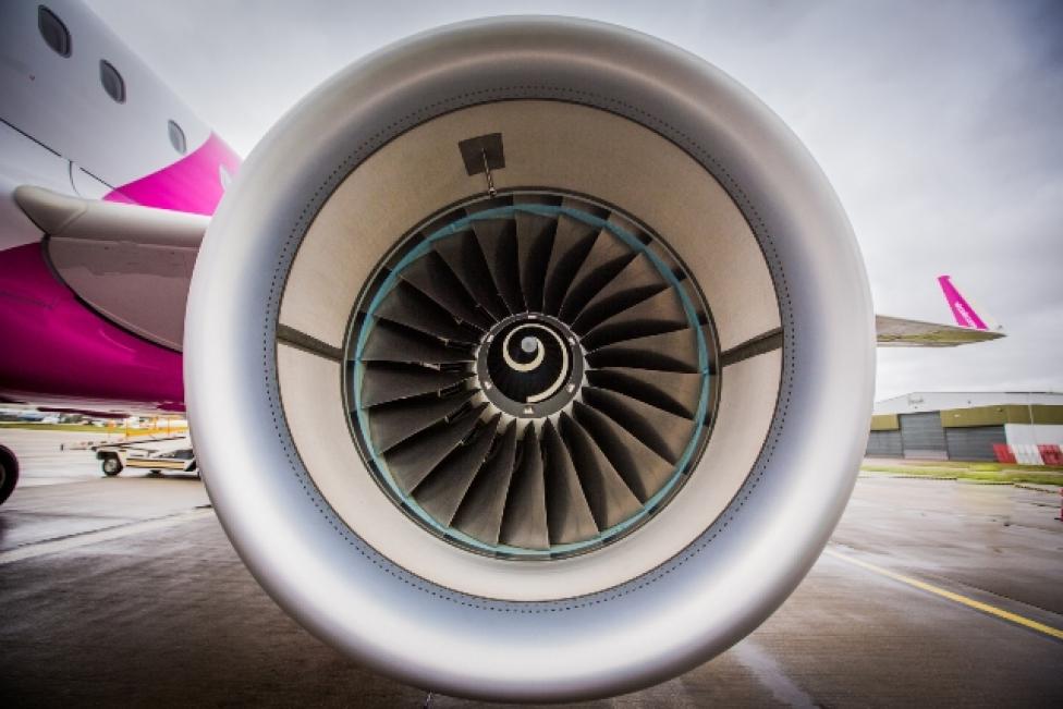 Silnik na skrzydle samolotu należącegodo linii Wizz Air (fot. Wizz Air)