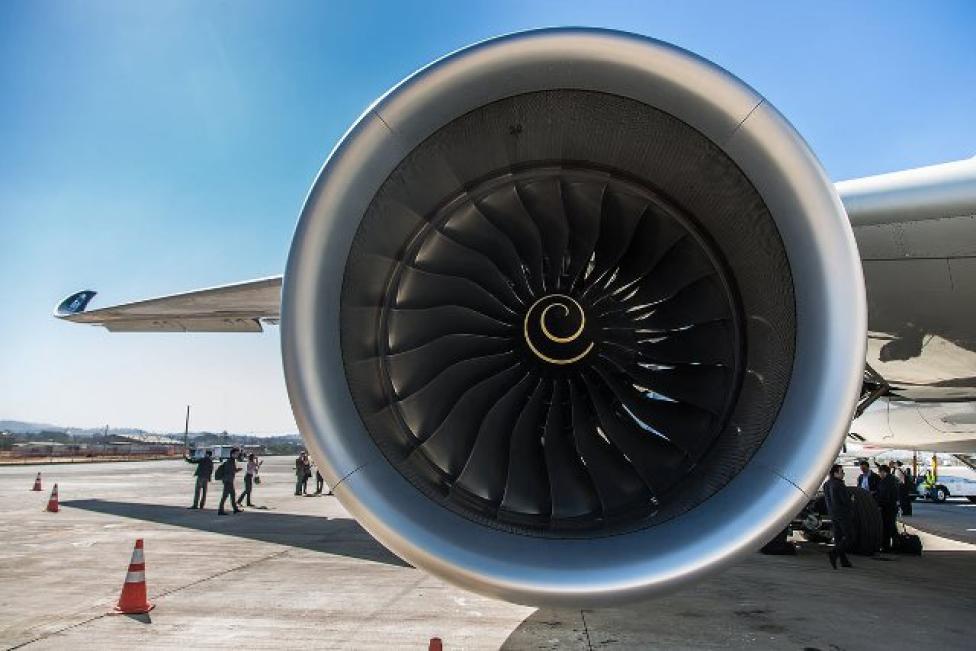 Silnik turbowentylatorowy samolotu pasażerskiego (fot. boldmethod.com)