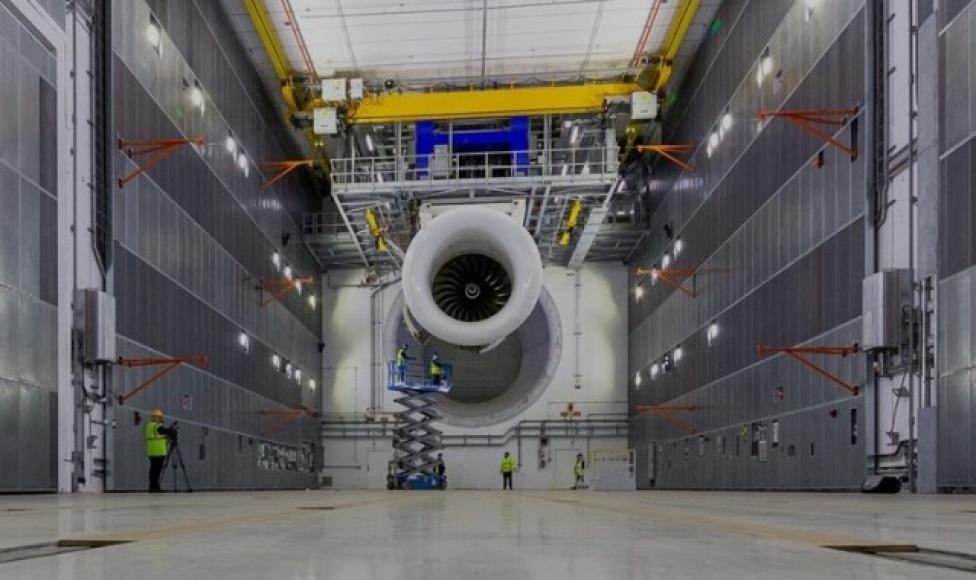 Silnik w największym stanowisku testowym dla przemysłu lotniczego (fot. Rolls-Royce)