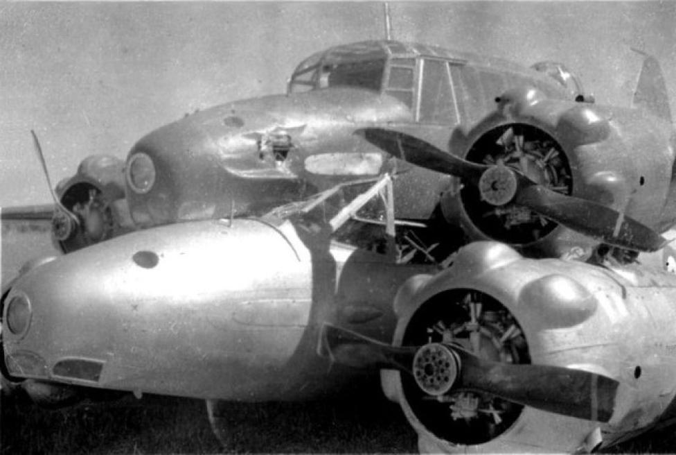 Silniki i przednie sekcje obu samolotów po lądowaniu (fot. Flying Officer Ian Frederick Rose/Domena publiczna/Wikimedia Commons)