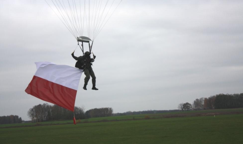 Skoczek spadochronowy z flagą (fot. 25.BKPow)