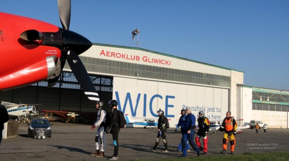 Skoczkowie gotowi, samolot czeka, 4000 m zaplanowane (fot. Antoni Witwicki)