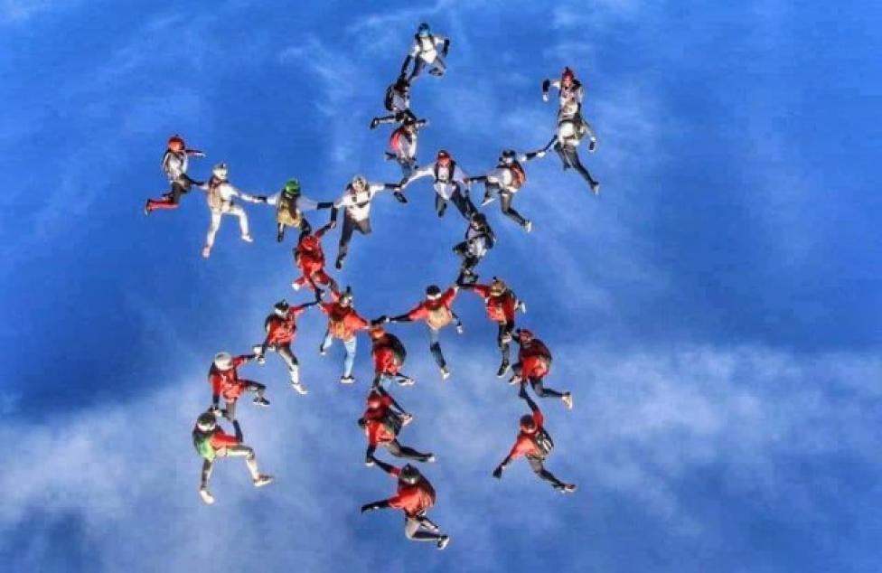 Skoczkowie podczas bicia rekordu Polski w formacji skydivingowej "head down" (fot. Bonczyk Tomasz/FB)