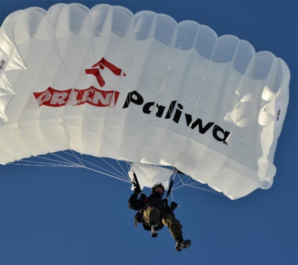 Skok ze spadochronem Jalbert Parafoil z napisem ORLEN Paliwa (fot. sekcjaspadochronowa-wawel.krakow.pl)