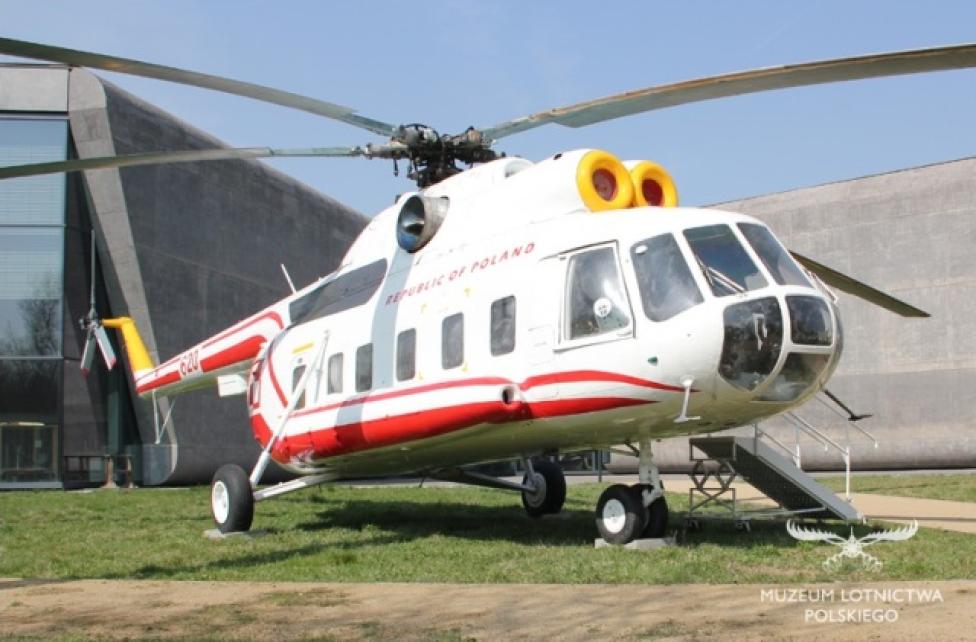 Śmigłowiec Mi-8 w wersji pasażerskiej VIP, który obsługiwał wizyty papieża Jana Pawła II w Polsce (fot. muzeumlotnictwa.pl)
