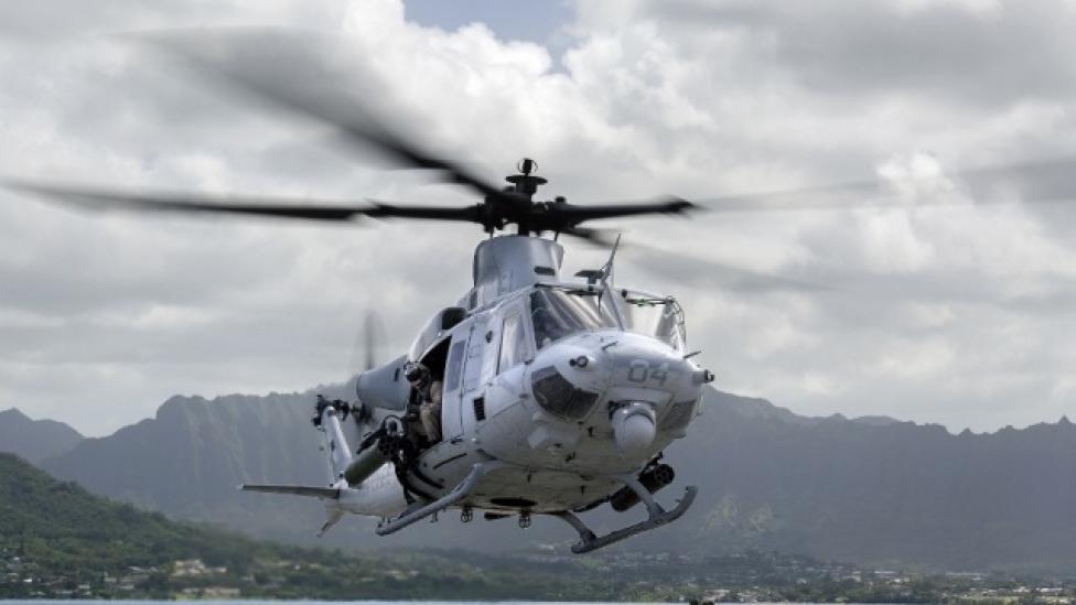 Śmigłowiec UH-1Y manewruje w kierunku celu podczas ćwiczeń (fot. Bell)